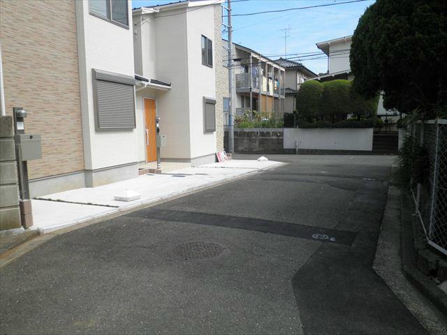 Local photos, including front road. Spacious front road