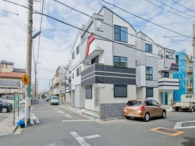 Local photos, including front road. It is a photograph of local, including front road.