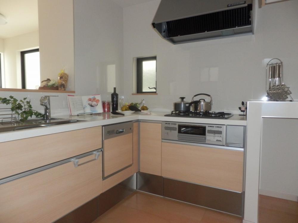 Kitchen. Popularity of the L-shaped kitchen. It is with a dishwasher. You can see the room! For more information, please contact
