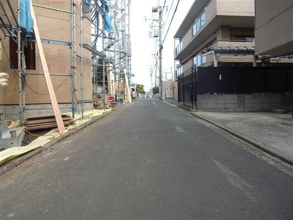 Local photos, including front road. Front road 2013 / 12 shooting