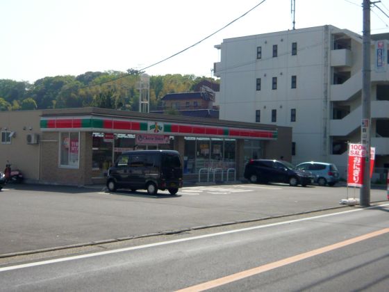 Convenience store. Thanks Yokohamahigashi high school before store (convenience store) to 256m