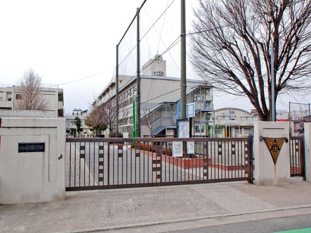 Primary school. 30m to Yokohama Municipal Market Elementary School