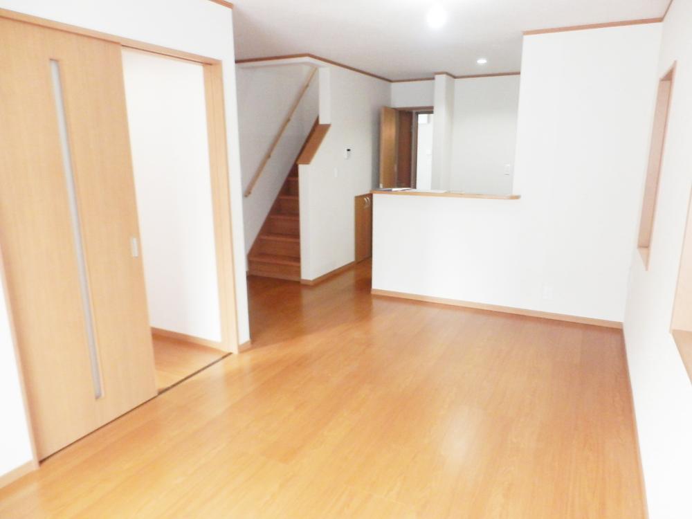 Living. Eco-specification house with solar power system! Since the popularity of face-to-face kitchen, You can dishes while enjoying the conversation in the family! (December 2013) Shooting