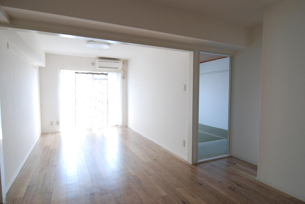 Living and room. LDK and Japanese-style room as seen from the corridor side