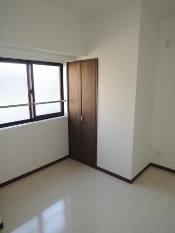 Non-living room. 4.5 Pledge