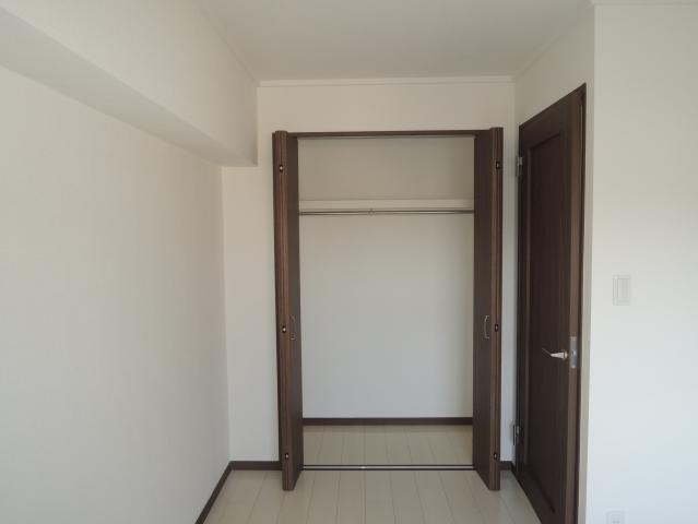 Non-living room. 5.5 Pledge closet