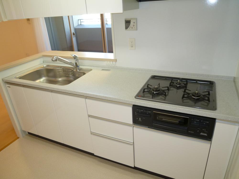 Kitchen. Counter kitchen. Integrated water purifier ・ Disposer and is equipped with a.