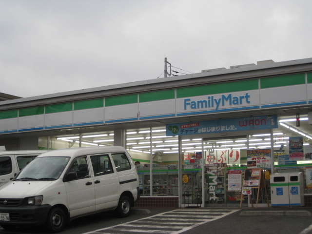 Convenience store. 500m to Family Mart (convenience store)