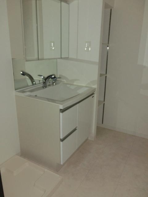 Wash basin, toilet. Wash basin