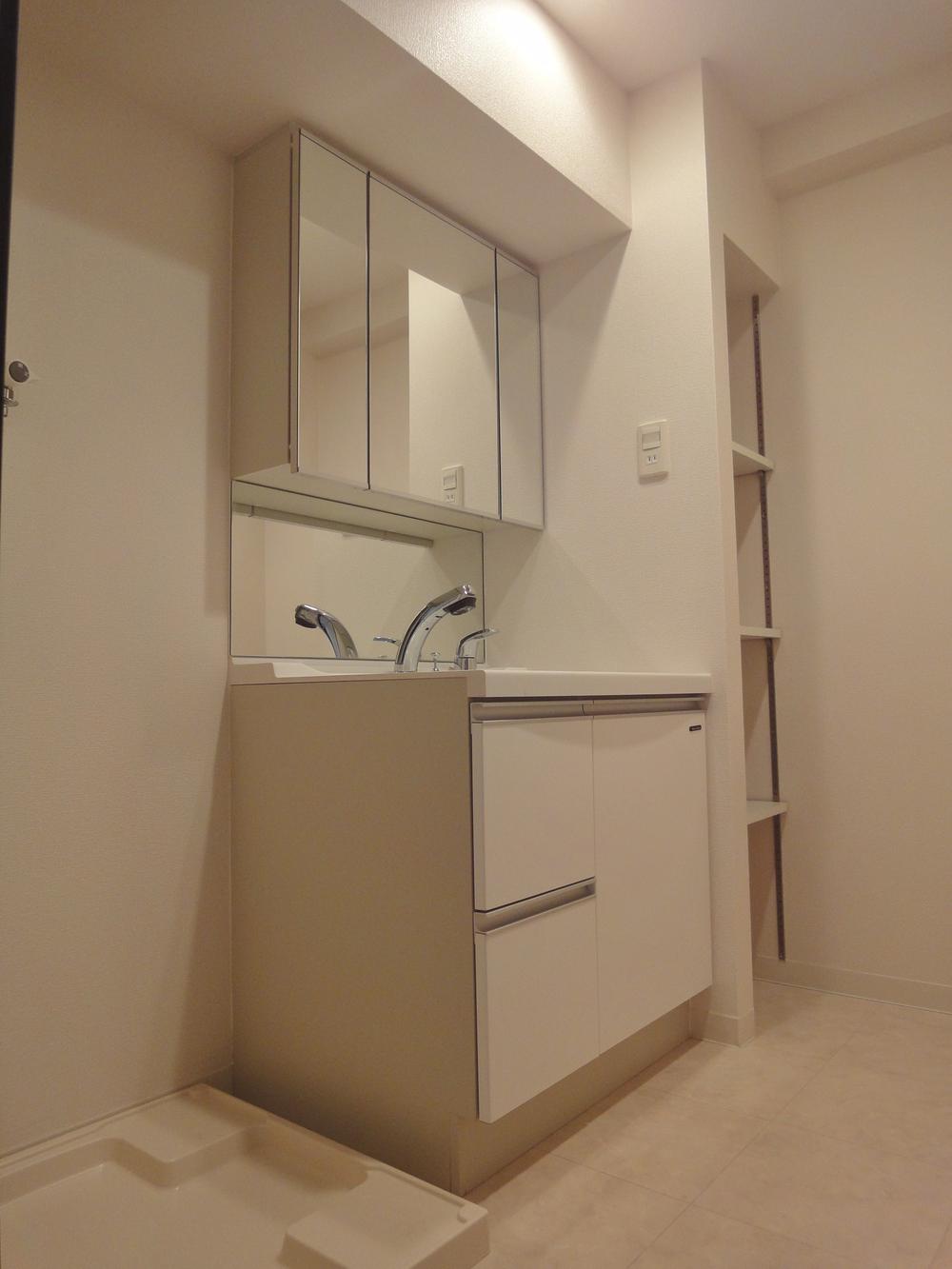 Wash basin, toilet. Indoor (12 May 2013) Shooting