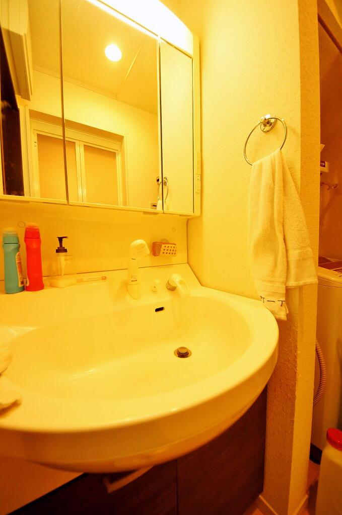 Wash basin, toilet