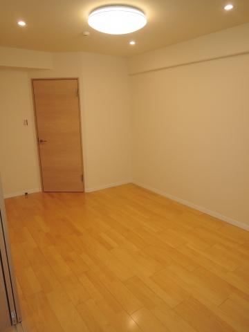 Non-living room. 6.7 Pledge Western-style