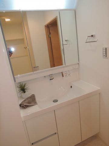 Wash basin, toilet. Three-sided mirror type