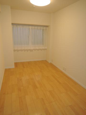 Non-living room. 5.7 Pledge Western-style