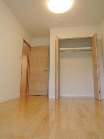 Non-living room. 5.3 Pledge Western-style