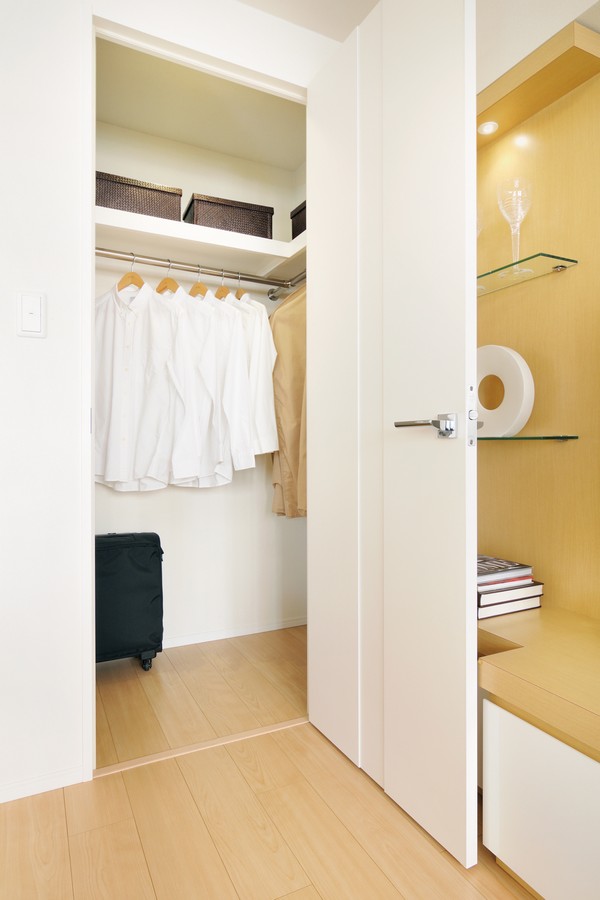 Walk-in closet to realize the storage of large capacity