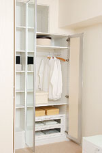 Interior.  [Closet in all of Western-style] We established the closet to all of Western-style. It has become a user-friendly system housed in such movable shelf and movable hanger pipe.