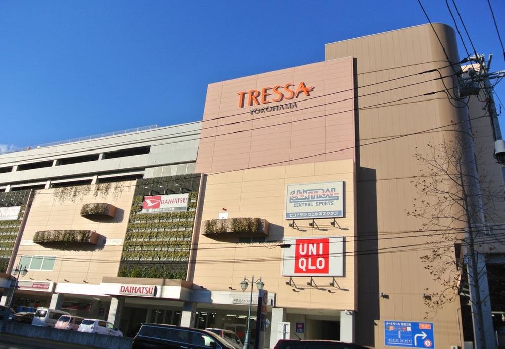 Shopping centre. 2900m large shopping mall to Tressa