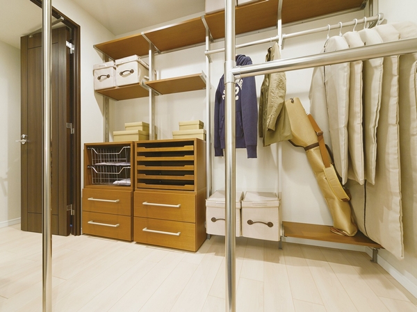 Depth of about 1.6m, Big walk-in closet, which was to ensure the breadth up to about 2.8 tatami mats. Because it can come and go from the corridor side, It can also be used as a storeroom