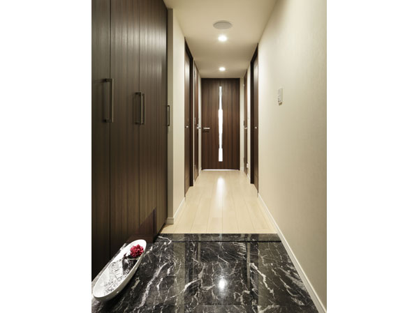 Interior.  [Entrance] Elegant appearance, Paste elegance drifts natural marble.  ※ In the apartment pavilion, Entrance of the equipment can be confirmed. (The room is different from the one of this sale)