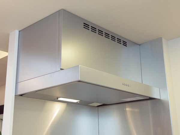 Kitchen.  [Current plate with a range hood] With the current plate to increase the suction force of the exhaust fan, Steam or hot air, Strong exhaust soot. Air volume strength ・ During ~ ・ You can switch in three stages of small.