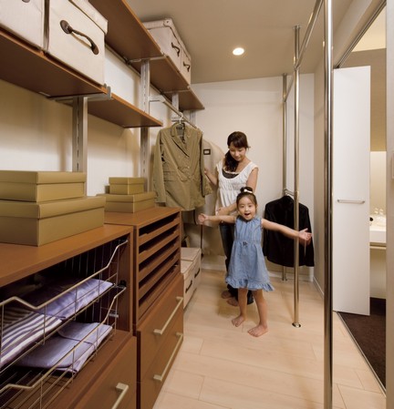 Security. W type model room Big walk-in closet / Depth and children can afford also to expand the hand, Large storage with a height. Not Western-style side only, Good thing that were considered in the flow line to be able to enter and exit from the corridor side