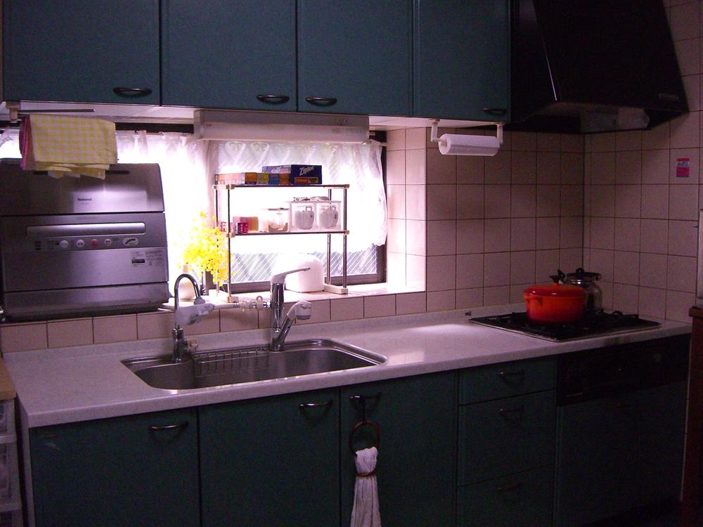 Kitchen. Bright kitchen. (August 2013) Shooting