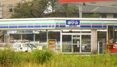 Convenience store. Three F roadside Tsurumi shop until the (convenience store) 583m