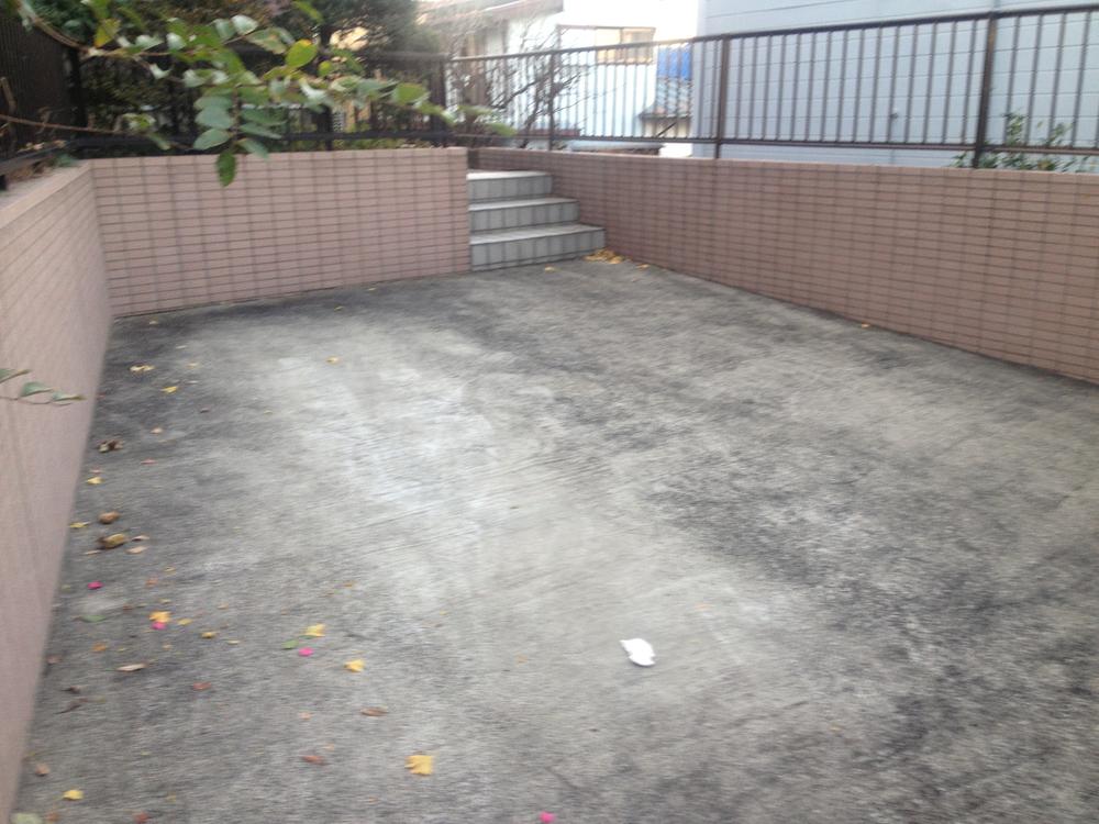 Parking lot. Local (12 May 2013) Shooting
