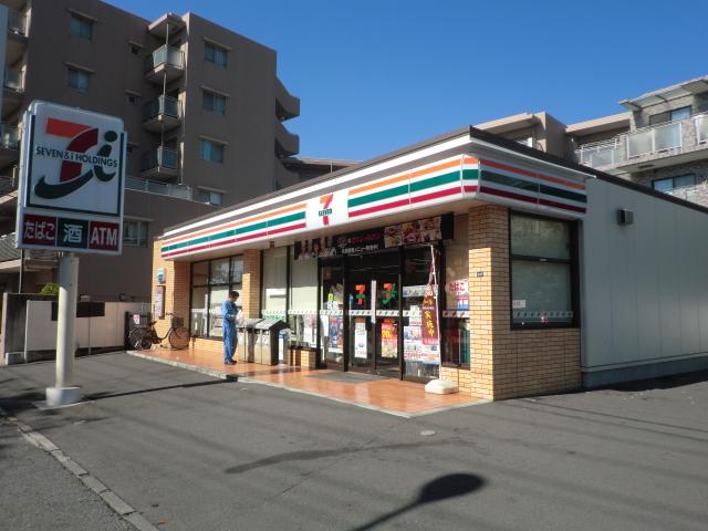 Convenience store. 50m to Seven-Eleven