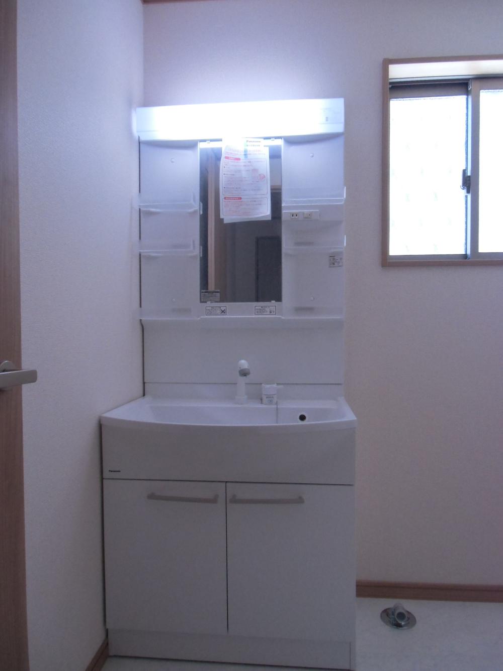 Wash basin, toilet. Indoor (09 May 2013) Shooting