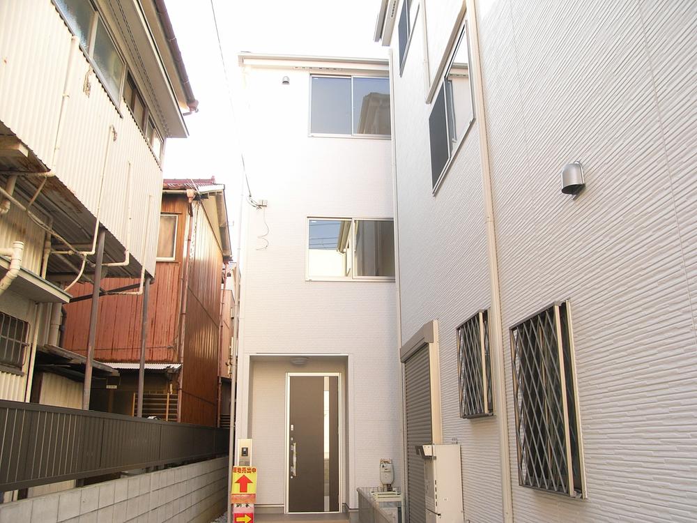 Local appearance photo. Local (11 May 2013) Shooting