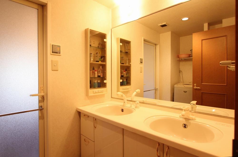 Wash basin, toilet. Room (May 2013) Shooting