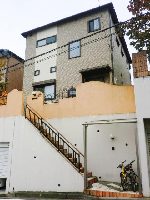 Local appearance photo. Heisei Built 16 years, Situated in a quiet, residential area! 
