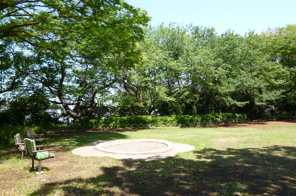 park. 1593m to Shirahata park