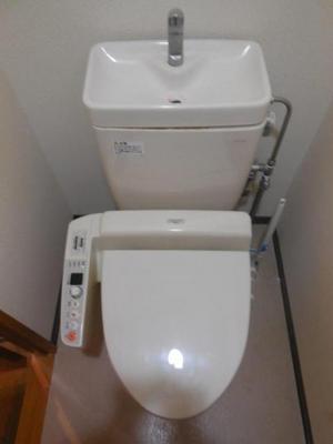 Toilet. It is a photograph of another room of the same floor. (Reference photograph)