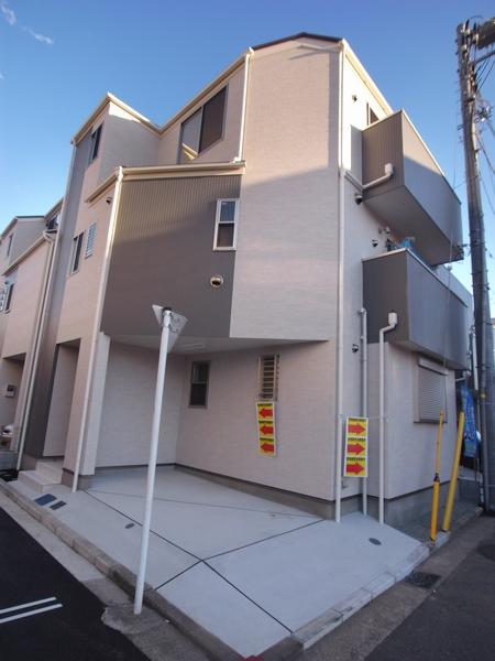 Local appearance photo. There is a sense of open corner lot (Building 3: 2013 December shooting)