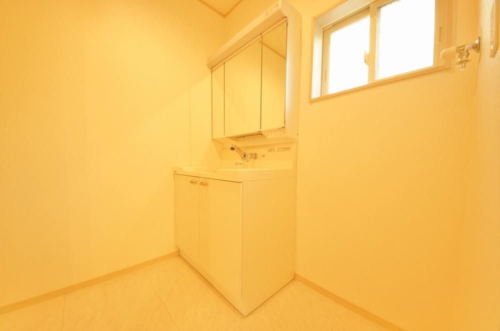 Wash basin, toilet. Indoor (11 May 2013) Shooting, Single lever is vanity shower faucet.