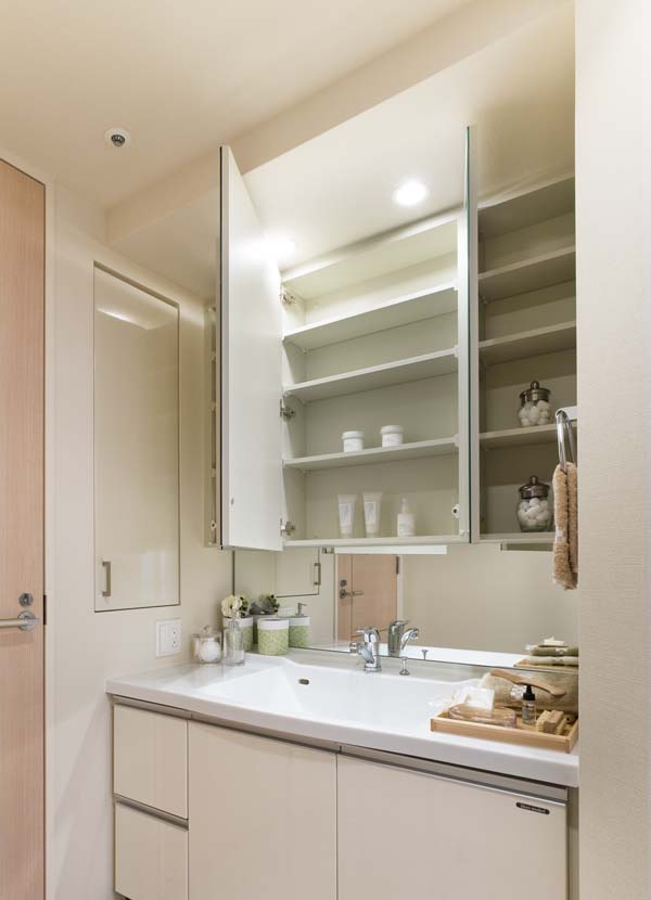 Bathing-wash room.  [Three-sided mirror back storage] To wash room, Set up a convenient three-sided mirror in make-up. The Kagamiura, You will find a convenient storage space to organize cosmetics such. (B type model room)