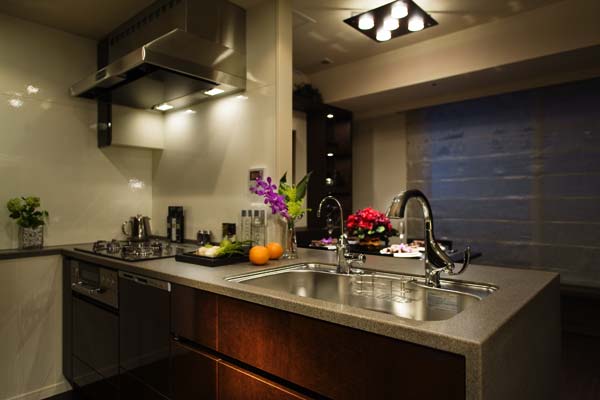 Kitchen.  [kitchen] The Premium Luxury specification of the calm atmosphere of the kitchen.  ※ "The Premium Luxury" 29 ~ 31-floor dwelling units of equipment ・ It will be the specification. (K type model room)
