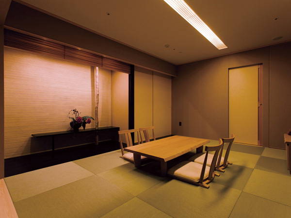 Buildings and facilities. Guest Room of the pure Japanese style, such as a collection of best of Japanese architecture, Can you at loose and relaxed to the customer.