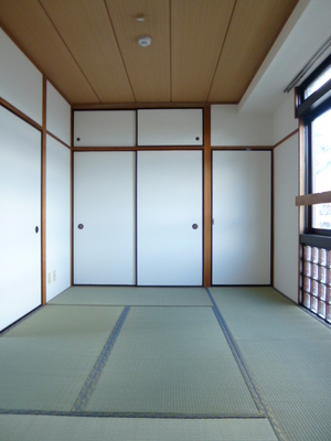 Living and room. It is a Japanese-style room with a storage capacity.