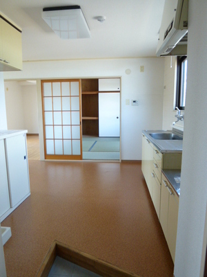 Entrance. Dining kitchen from the front door