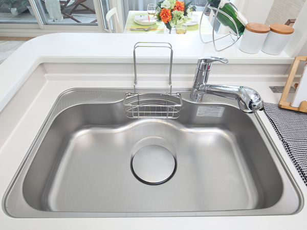 Kitchen.  [Wide sink] Wide sink come in handy, such as the right conditions of vegetables. Low-noise type to reduce the I sound water.