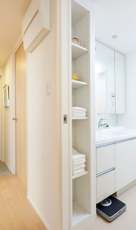 Bathing-wash room.  [Storage space] Cupboard and shelves, etc., Ensure abundant storage space.