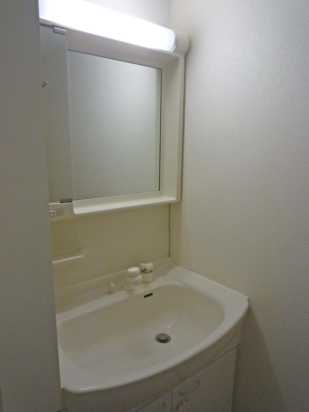 Wash basin, toilet. Indoor (March 2011) shooting