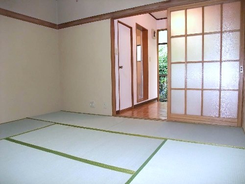 Living and room. 6-mat Japanese-style room