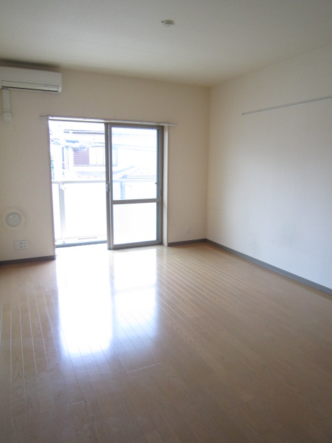 Living and room. Spacious 9.5 Pledge