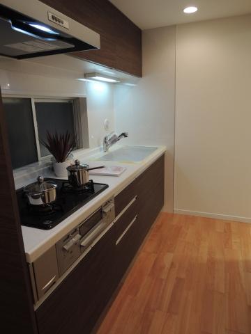 Kitchen. 3-neck with stove