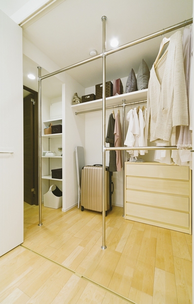 It can accommodate the whole family of the items, About 2.1 tatami room of the big walk-in closet